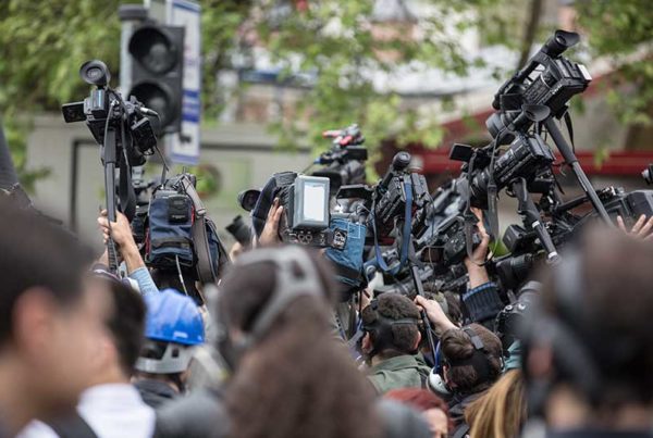 periodistas_microfonos_elap